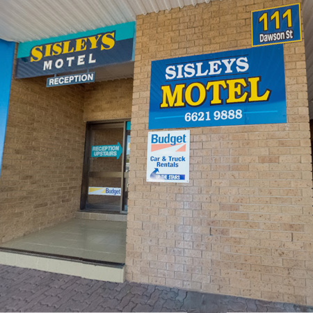 Sisleys Motel Entrance